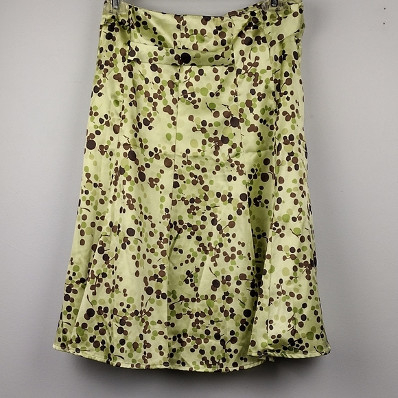 Iridescent Green Berry Pattern Skirt - Picture 2 of 5